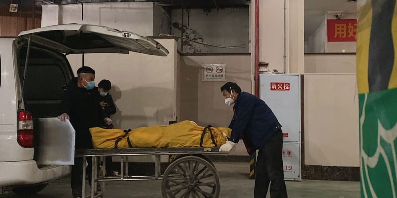 Pracovníci pohřební služby v Čchung-čchingu odvážejí mrtvé tělo ke kremaci (22. 12. 2022).