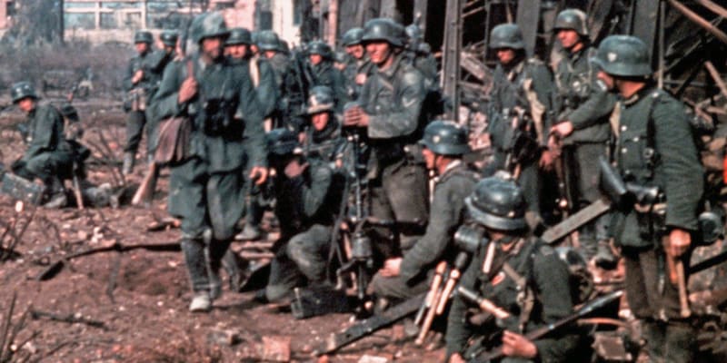 Německý oddíl před zničeným skladištěm
