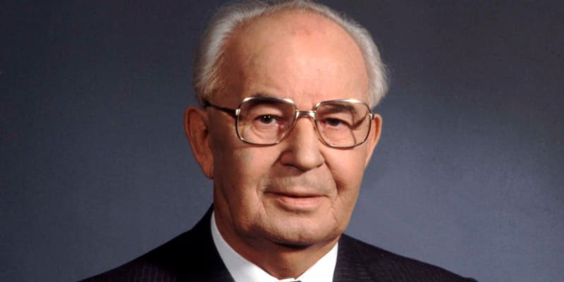 Poslední prezident Československa před Sametovou revolucí Gustáv Husák tuto funkci vykonával v letech 1975 až 1989.