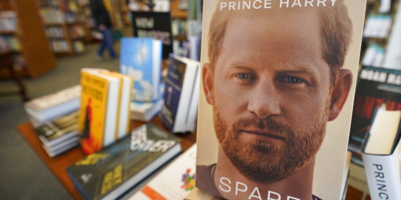 Kniha prince Harry je plná třaskavých tvrzení ze soukromí královské rodiny.