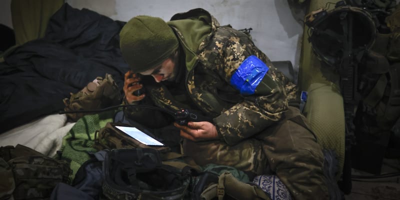 Ukrajinští vojáci v krytu ve městě Soledar