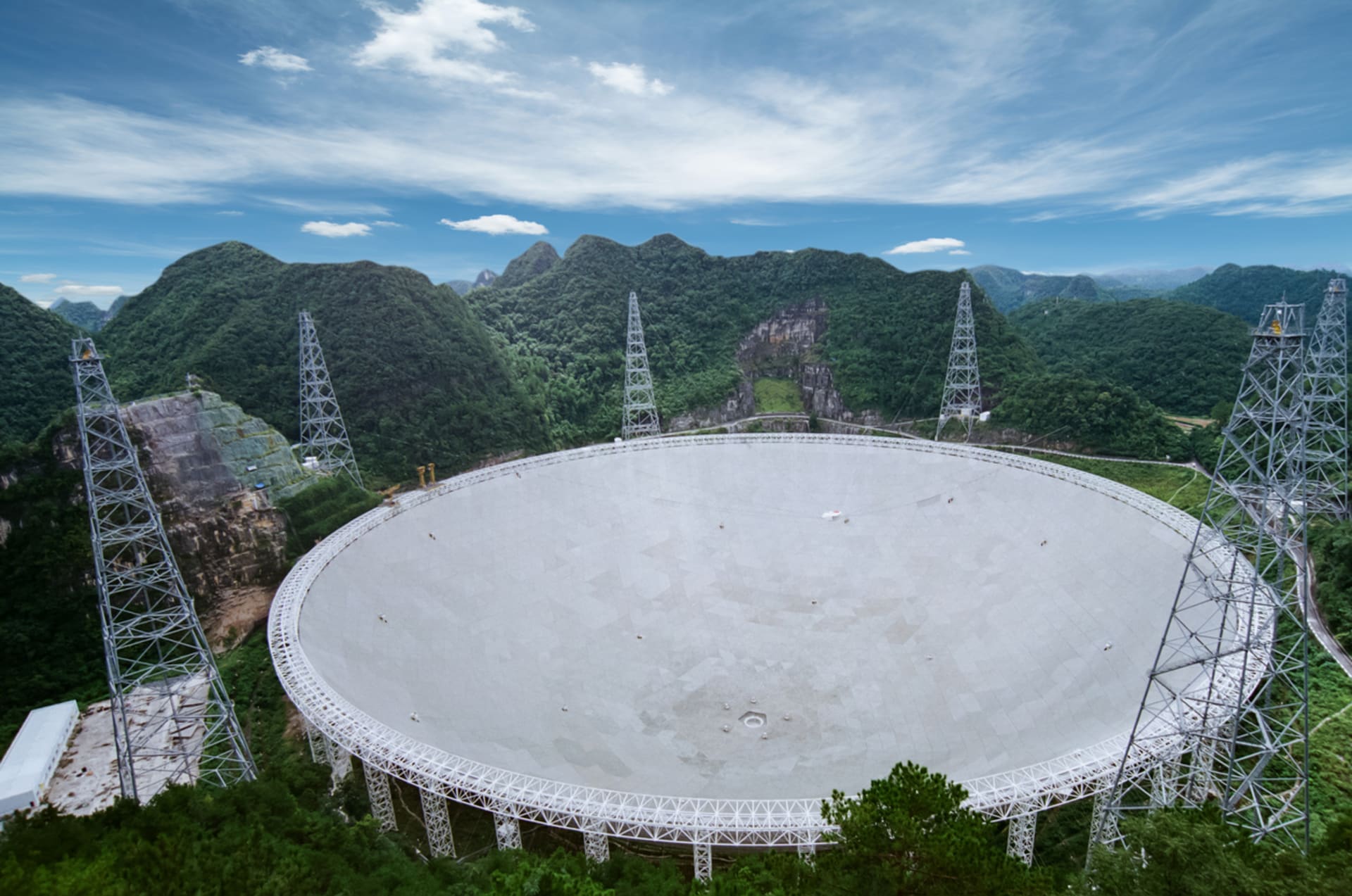 Obří čínský radioteleskop FAST, který v roce 2022 zachytil údajný mimozemský signál