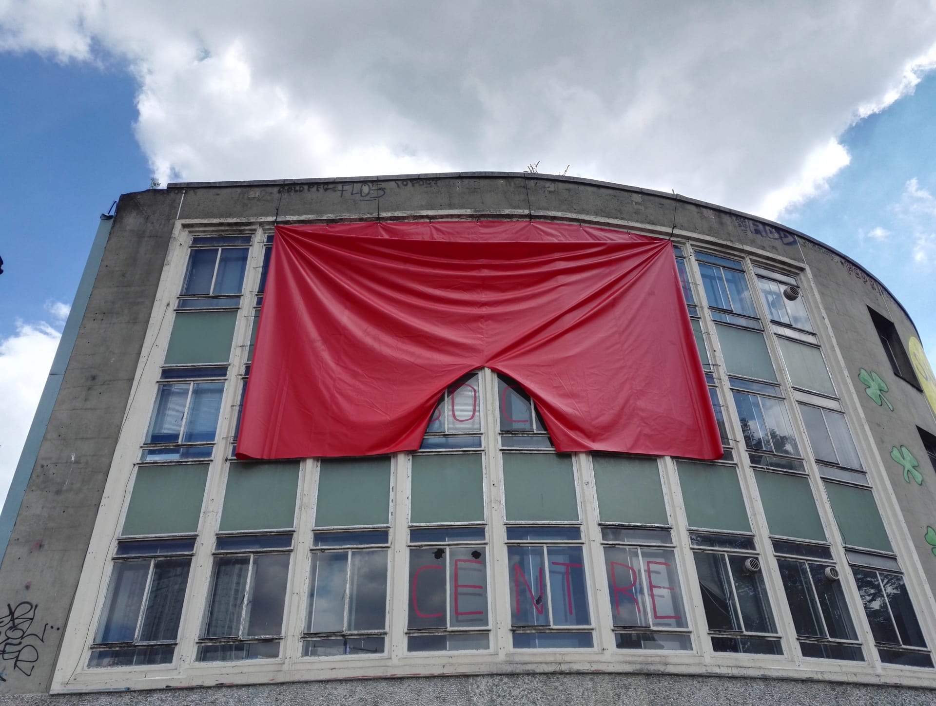 Červené trenýrky se staly symbolem odporu proti Miloši Zemanovi. Visely i na londýnské galerii Red Gallery.
