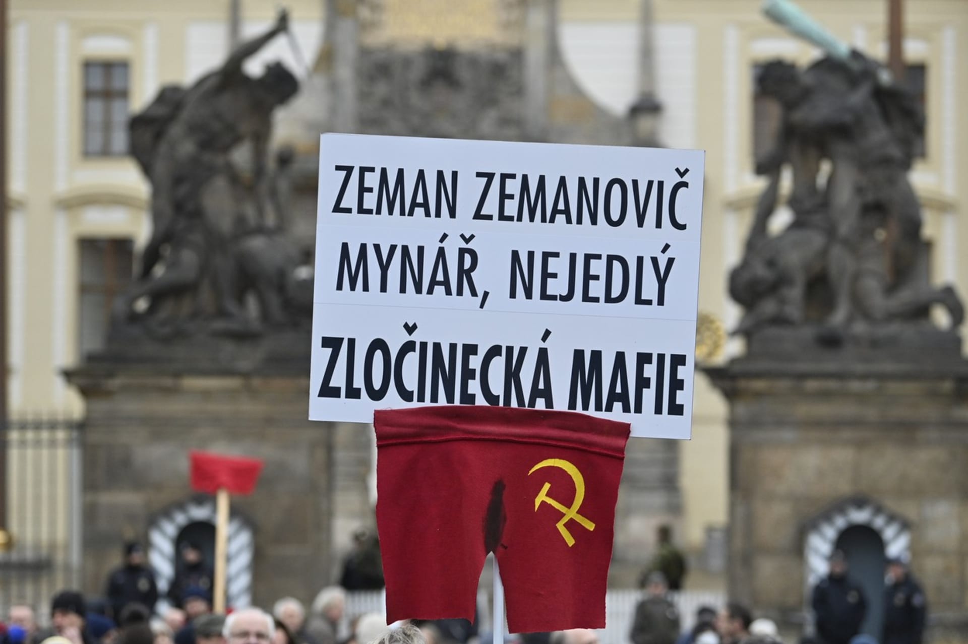 Červené trenýrky se staly symbolem odporu proti prezidentu Miloši Zemanovi.