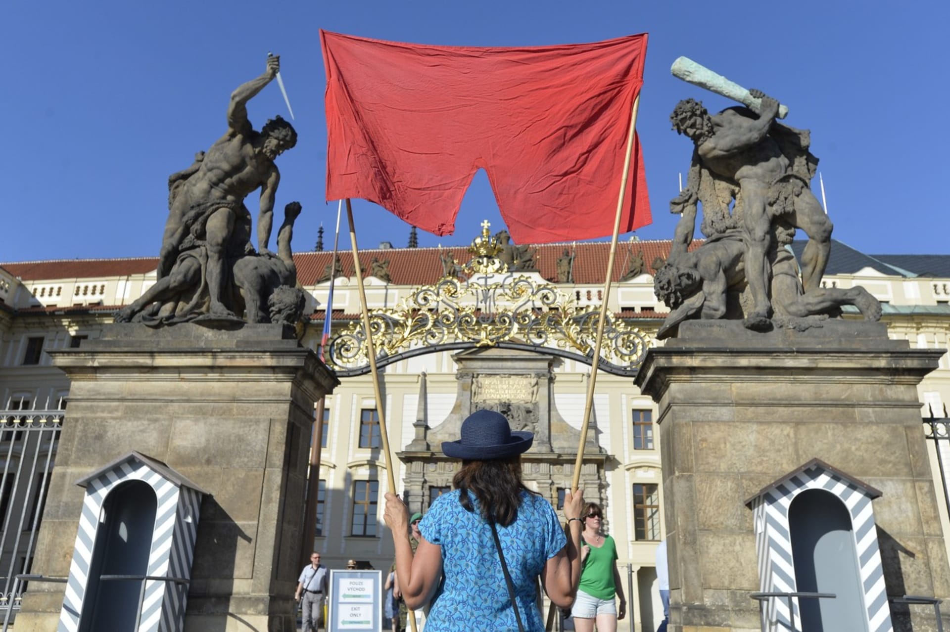 Červené trenýrky se staly symbolem odporu proti Miloši Zemanovi.