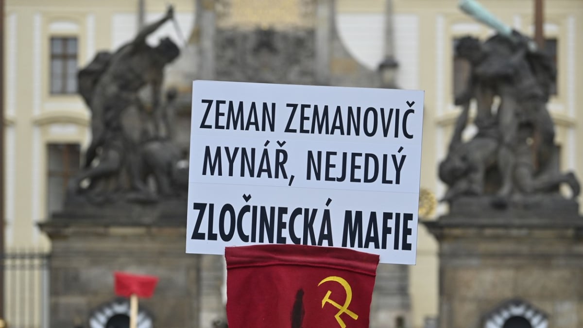 Červené trenýrky se staly symbolem odporu proti prezidentu Miloši Zemanovi.