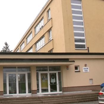 Policisté v Jablonci nad Nisou vyšetřují útok ozbrojeného muže na ředitelku základní školy. 