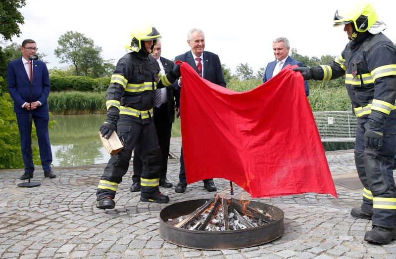 Prezident Miloš Zeman zapálil červené trenýrky (14. 6. 2018).