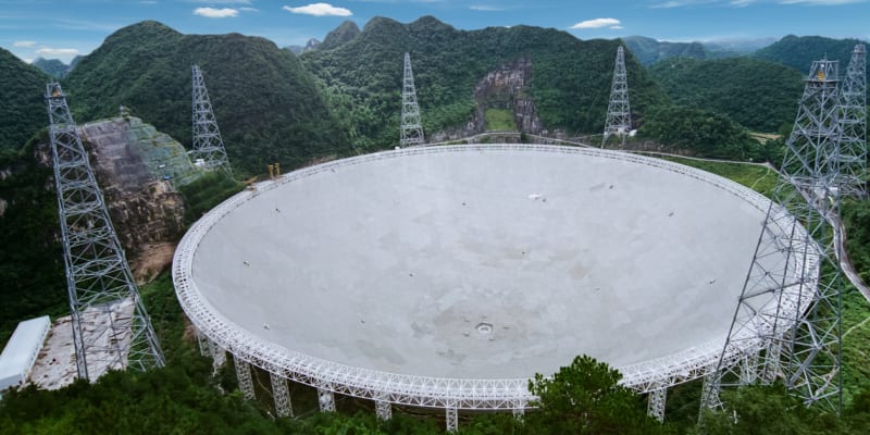 Obří čínský radioteleskop FAST, který v roce 2022 zachytil údajný mimozemský signál.