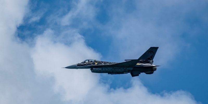 F-16 na obloze