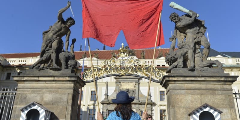 Červené trenýrky se staly symbolem odporu proti Miloši Zemanovi.