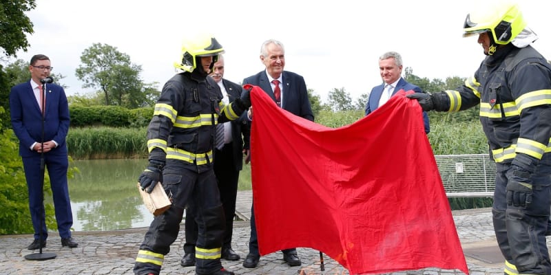 Prezident Miloš Zeman zapálil červené trenýrky (14. 6. 2018).