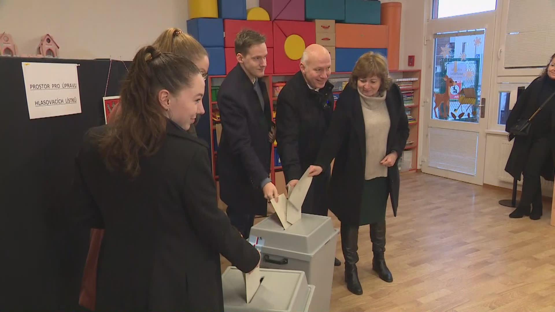 V pátek odvolil také prezidentský kandidát Pavel Fischer s rodinou.
