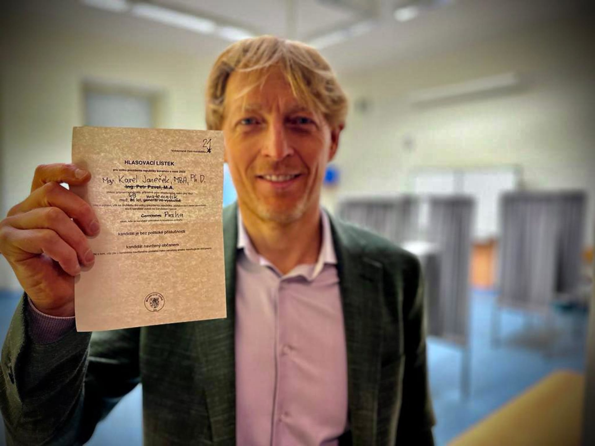 Karel Janeček sdílel fotografii, na níž drží lístek kandidáta Petra Pavla. Jeho jméno přeškrtl a napsal místo něj své.