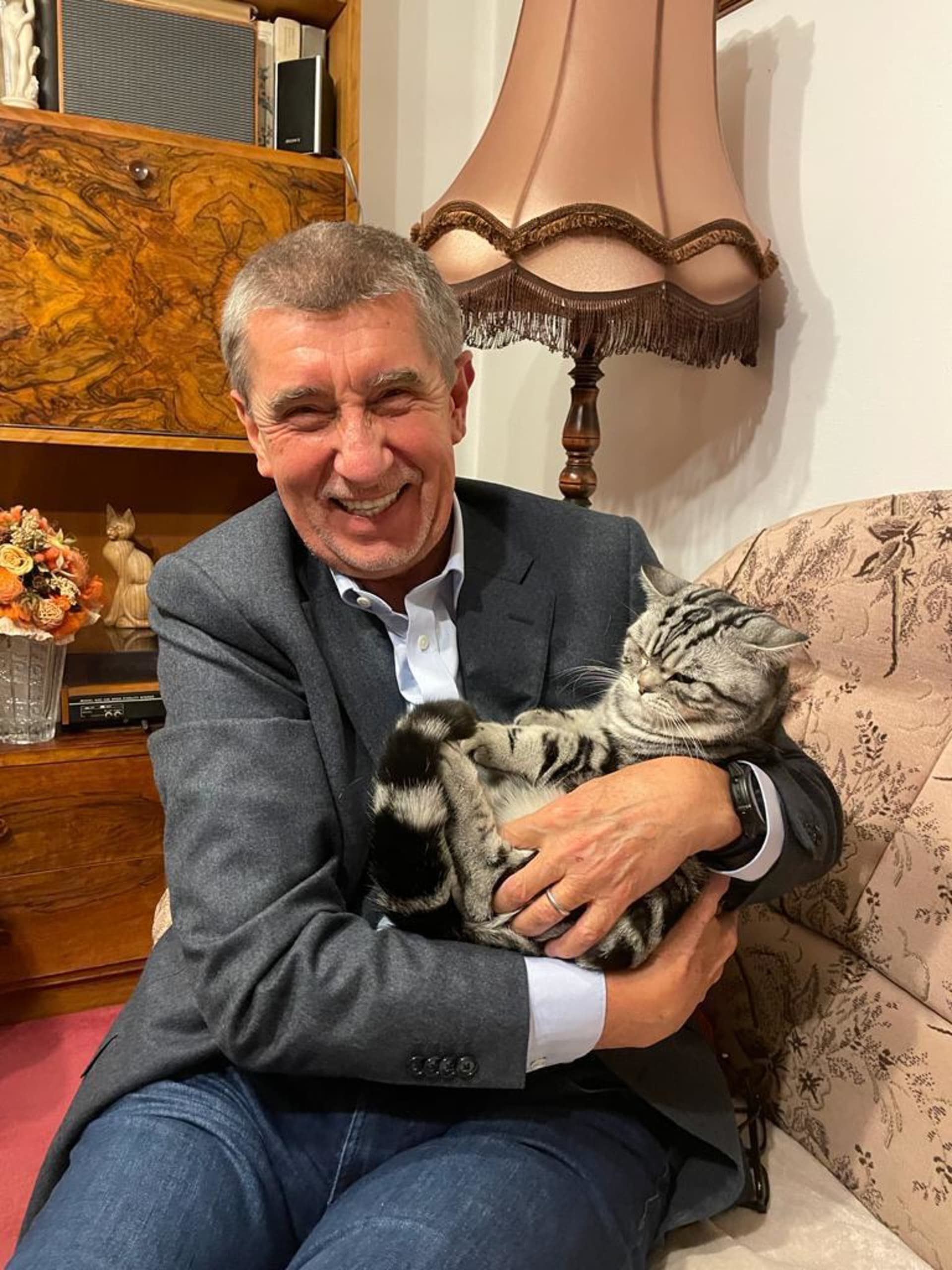 Andrej Babiš s kočkou. Fotka vyvolala reakci jeho protikandidáta Petra Pavla.