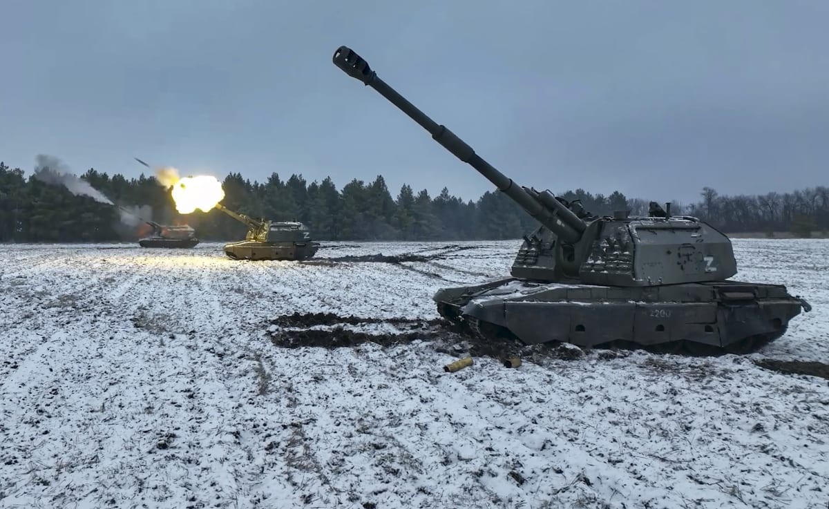 Ruské samohybné dělostřelectvo ostřeluje Soledar.