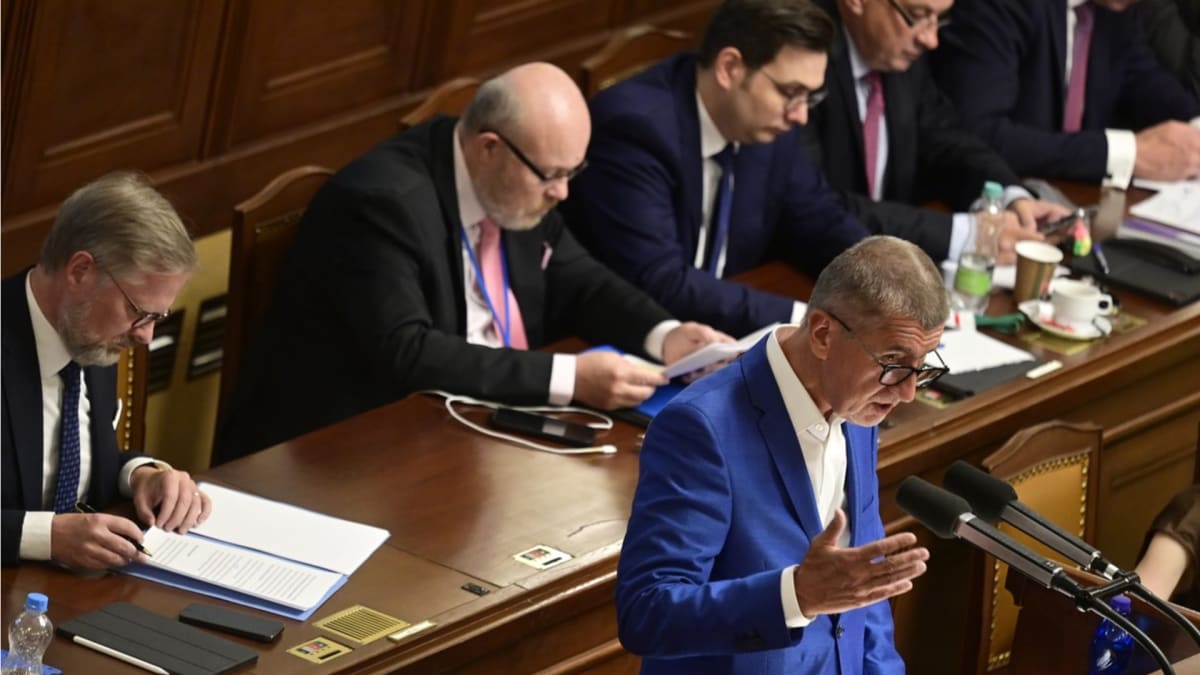 Jednání Poslanecké sněmovny k vyhlášení nedůvěry vládě 1.9. S dlouhým proslovem na úvod předstoupil expremiér Andrej Babiš (ANO).