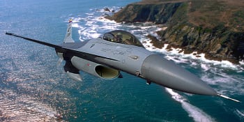 Letouny F-16 Ukrajina od USA nedostane, řekl Biden. Macron dodávku nevylučuje