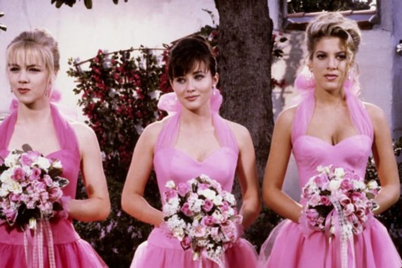 Takhle si je pamatujeme ze seriálu Beverly Hills 90210.