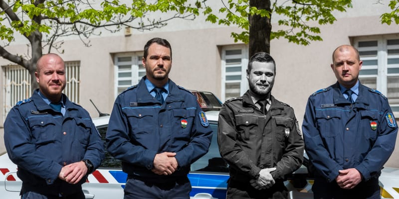 Při útoku nožem zemřel 29letý policista Péter Baumann.