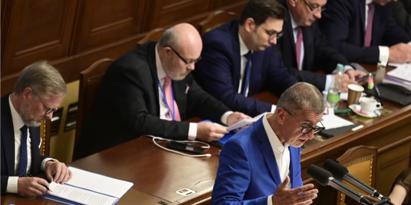 Jednání Poslanecké sněmovny k vyhlášení nedůvěry vládě 1.9. S dlouhým proslovem na úvod předstoupil expremiér Andrej Babiš (ANO).