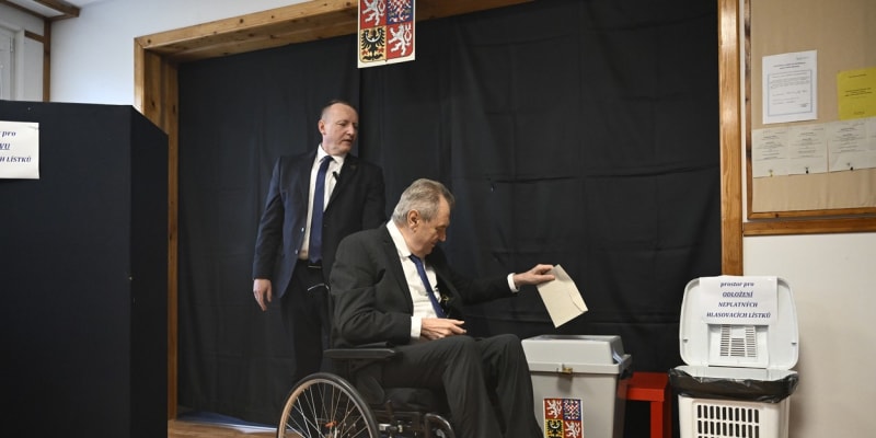 Prezident Miloš Zeman v lánské škole odevzdal svůj hlas v prezidentské volbě. 