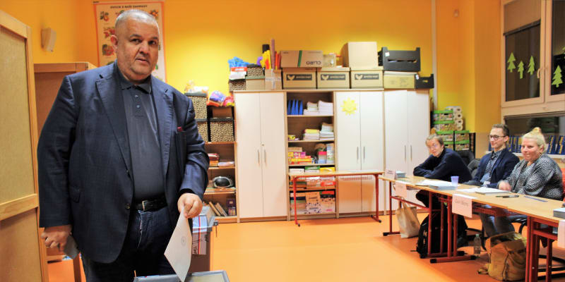 Vlivný romský vajda a poradce vlády Josef Stojka volil v pátek v ostravských Vítkovicích.