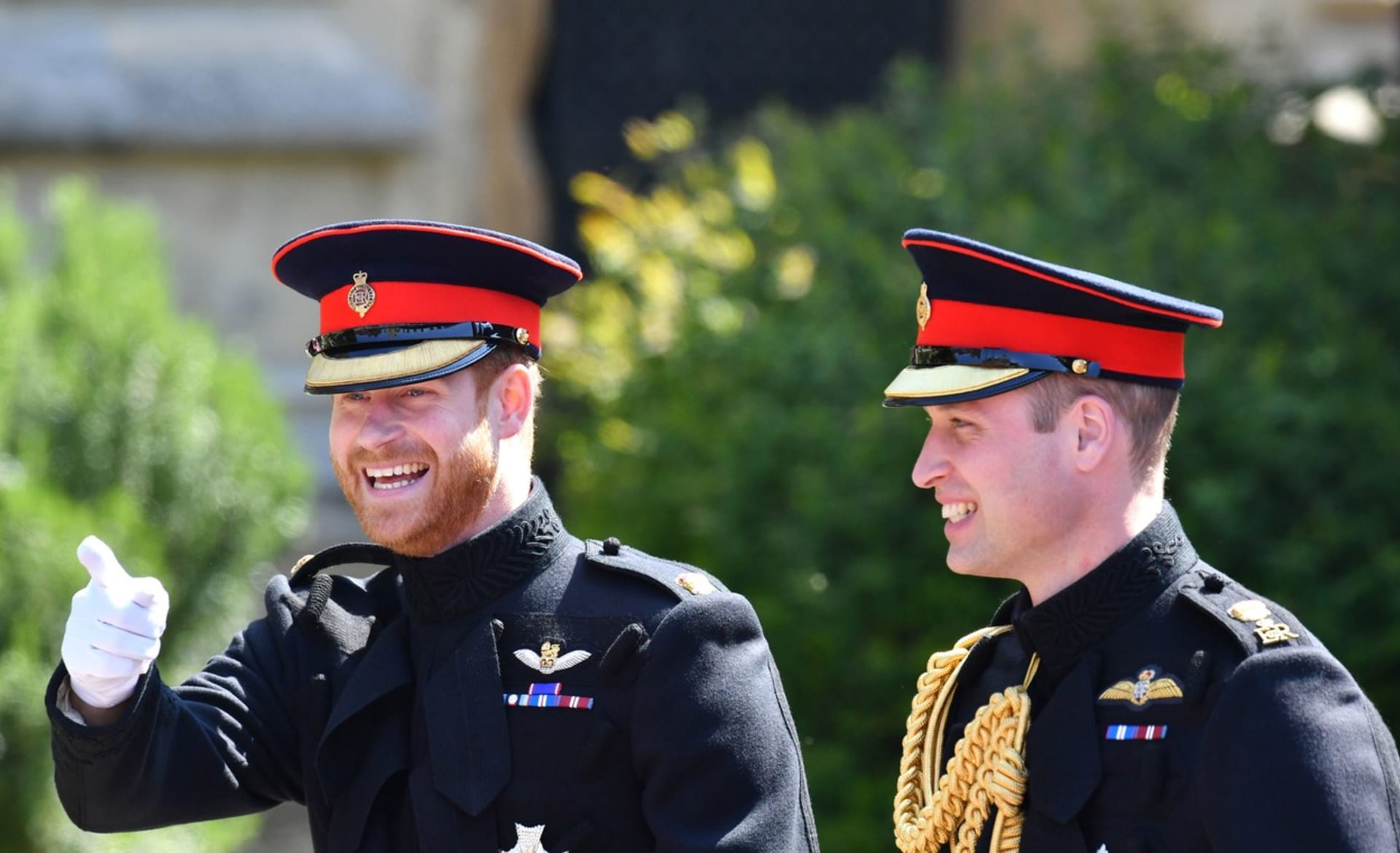 Takto se rozhádaní bratři smáli vedle sebe na svatbě prince Harryho a vévodkyně Meghan (19. května 2018).