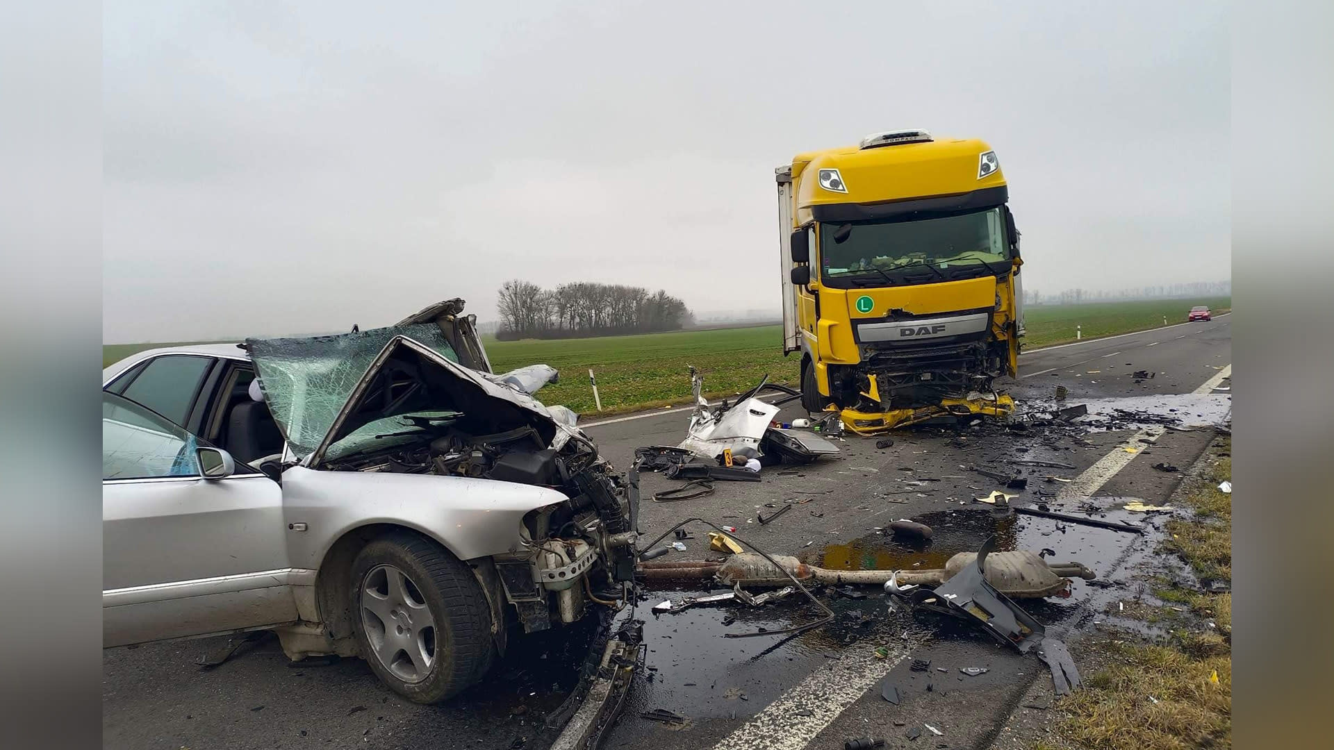 Na Slovensku přejel řidič do protisměru, čelně se střetl s kamionem. Neměl šanci přežít.