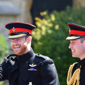 Takto se dnes rozhádaní bratři smáli vedle sebe na svatbě prince Harryho a vévodkyně Meghan (19. května 2018).