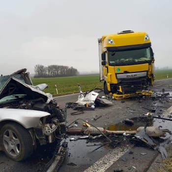 Na Slovensku přejel řidič do protisměru, čelně se střetl s kamionem. Neměl šanci přežít.