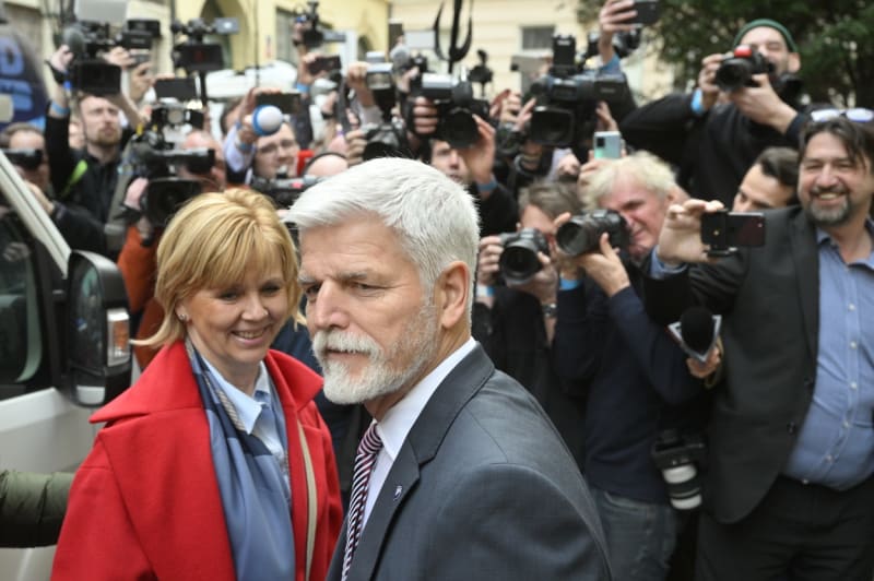 Petr Pavel se svou ženou Evou v den vyhlášení výsledků 1. kola prezidentských voleb.