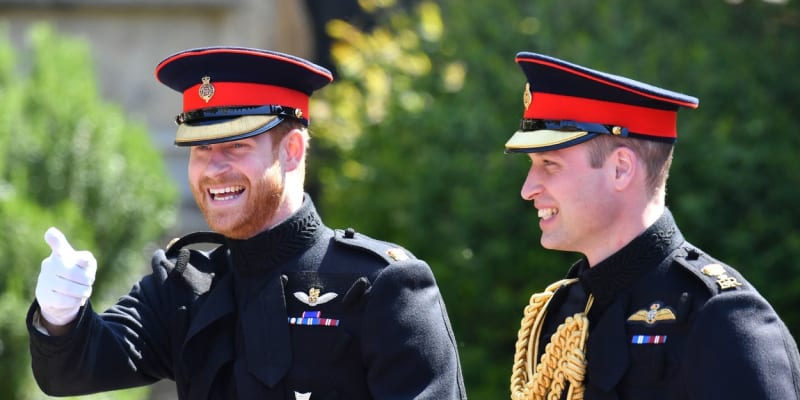 Takto se dnes rozhádaní bratři smáli vedle sebe na svatbě prince Harryho a vévodkyně Meghan (19. května 2018).