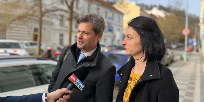 Kandidát Marek Hilšer přijel s manželkou tramvají ke svému volebnímu štábu.