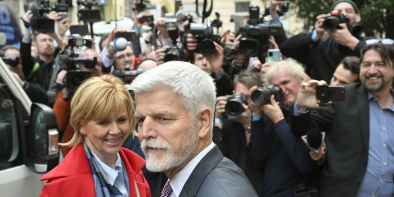 Petr Pavel se svou ženou Evou v den vyhlášení výsledků 1. kola prezidentských voleb.