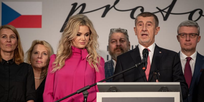 Andrej Babiš se svou ženou Monikou a nejbližšími spolupracovníky na tiskové konferenci během prezidentských voleb