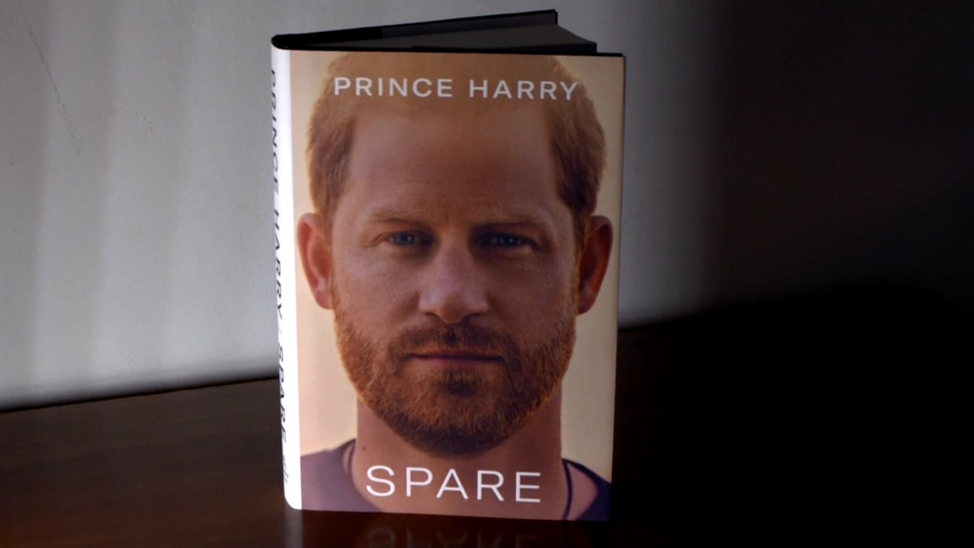 Kniha prince Harryho s názvem Spare (Náhradník).