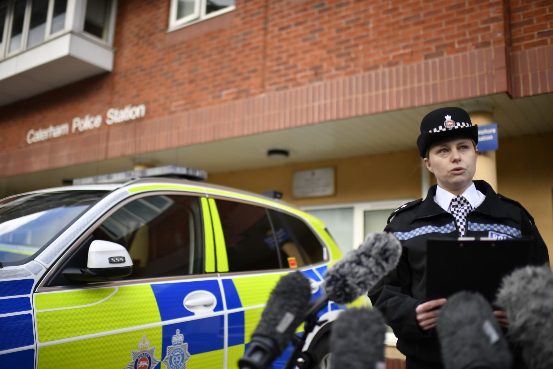 Inspektorka Lyndsey Whatleyová hovoří s médii před policejní stanicí v Caterhamu v hrabství Surrey poté, co zde psi napadli ženu.