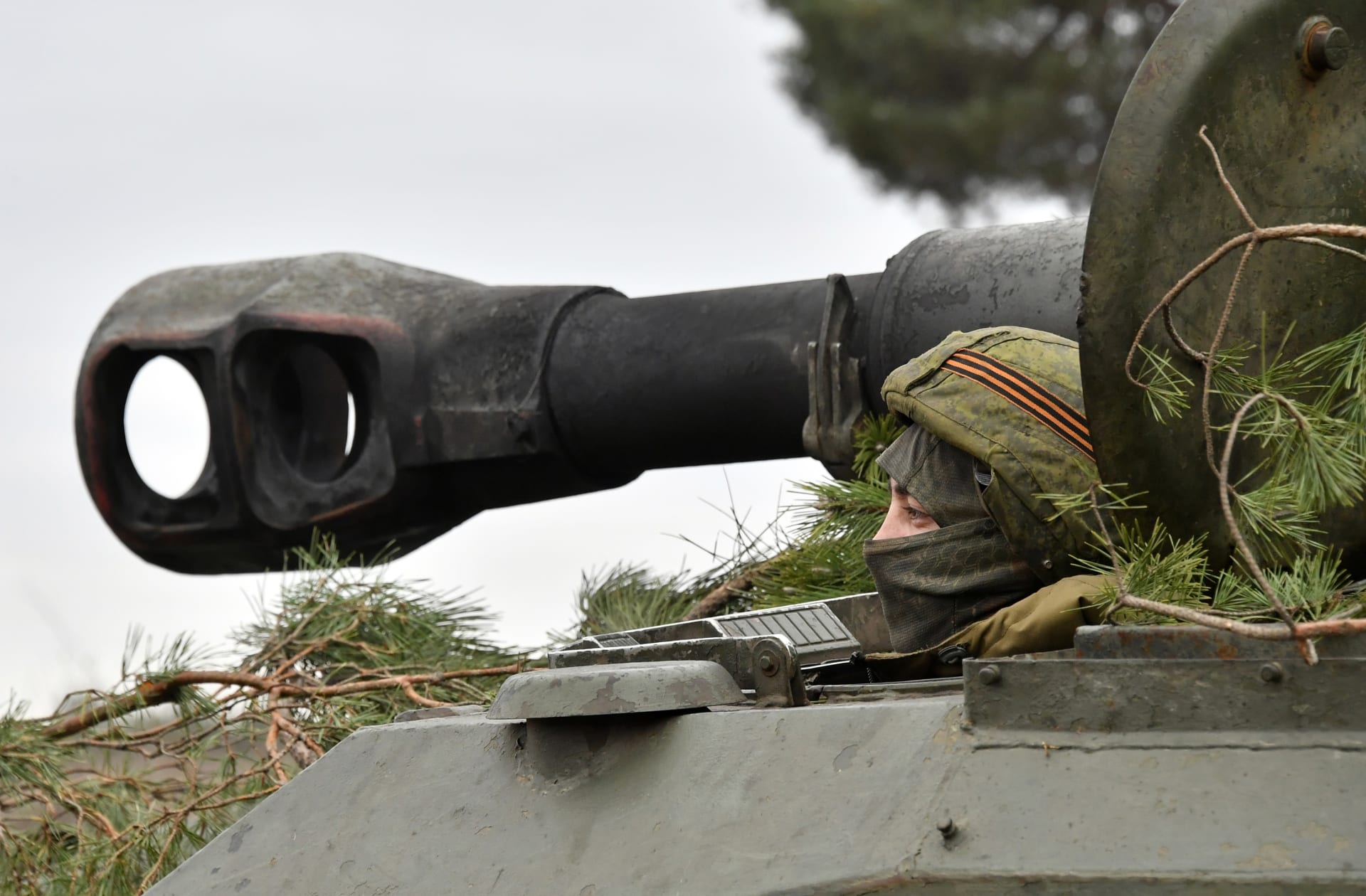 Ruský voják u houfnice Gvozdika