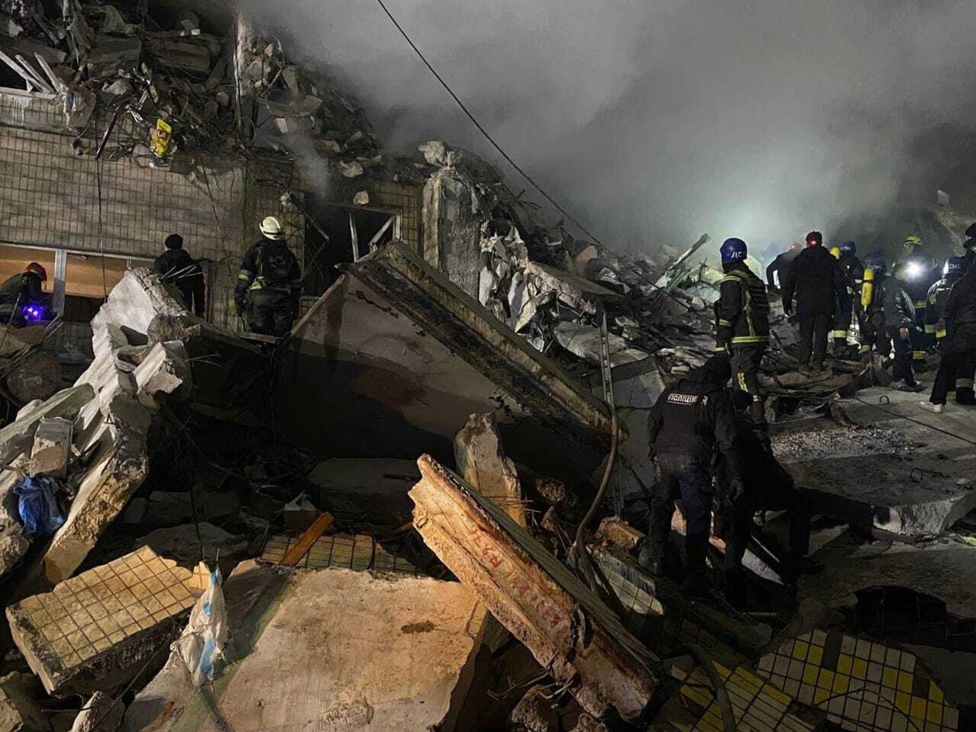 Nejméně 14 životů si vyžádal sobotní ruský útok, který zasáhl obytný dům v ukrajinském Dnipru. (14.1.2023)