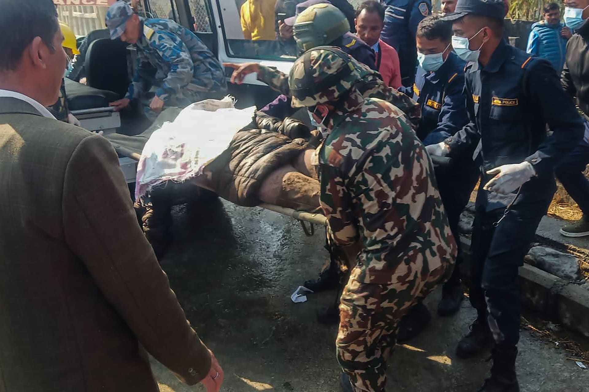 Záchranáři zasahují na místě letecké havárie v nepálské Pokhaře 15. ledna 2023.