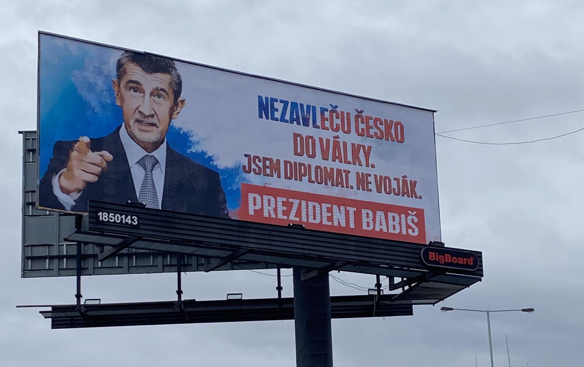 Kontroverzní billboard s Andrejem Babišem
