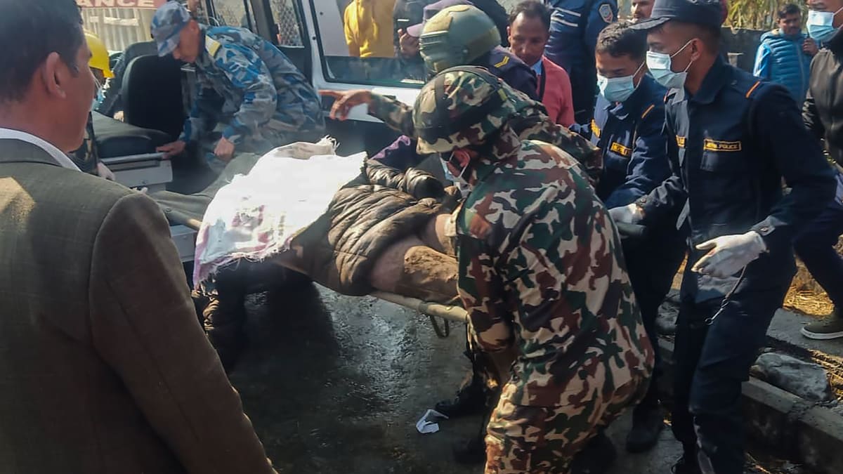 Záchranáři zasahují na místě letecké havárie v nepálské Pokhaře 15. ledna 2023.
