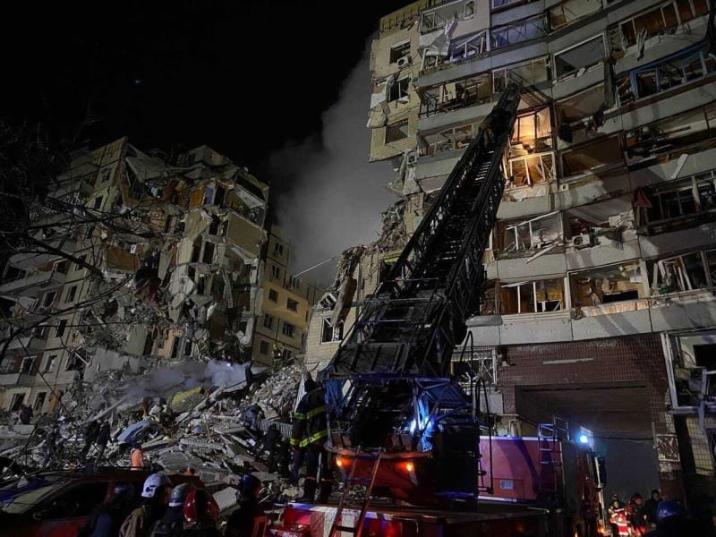 Nejméně 14 životů si vyžádal sobotní ruský útok, který zasáhl obytný dům v ukrajinském Dnipru. (14. 1. 2023)