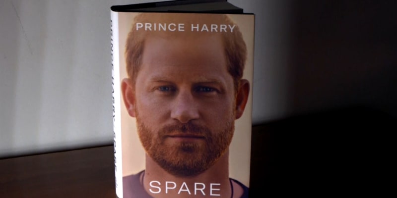 A definitivní tečku za nadějí na spravení vztahů s králem měla letos učinit kniha prince Harryho s názvem Spare (Náhradník)