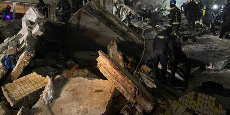 Nejméně 20 životů si vyžádal sobotní ruský útok, který zasáhl obytný dům v ukrajinském Dnipru. (14.1.2023)