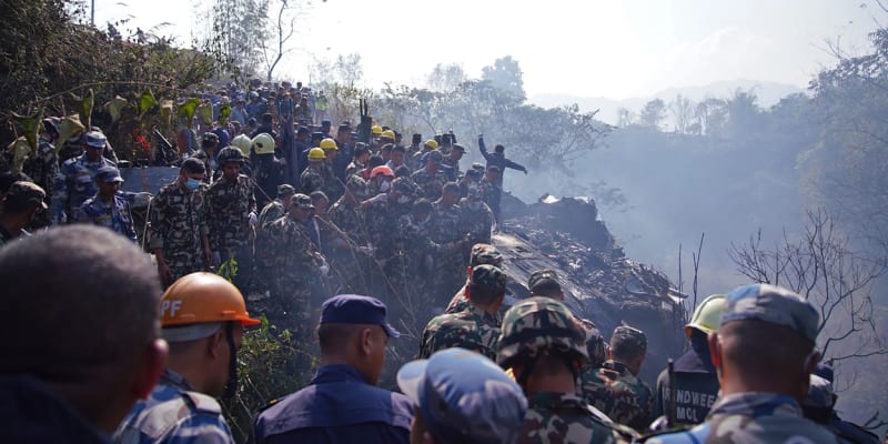 Nejméně 69 obětí si v neděli ráno vyžádala havárie letadla v Nepálu.