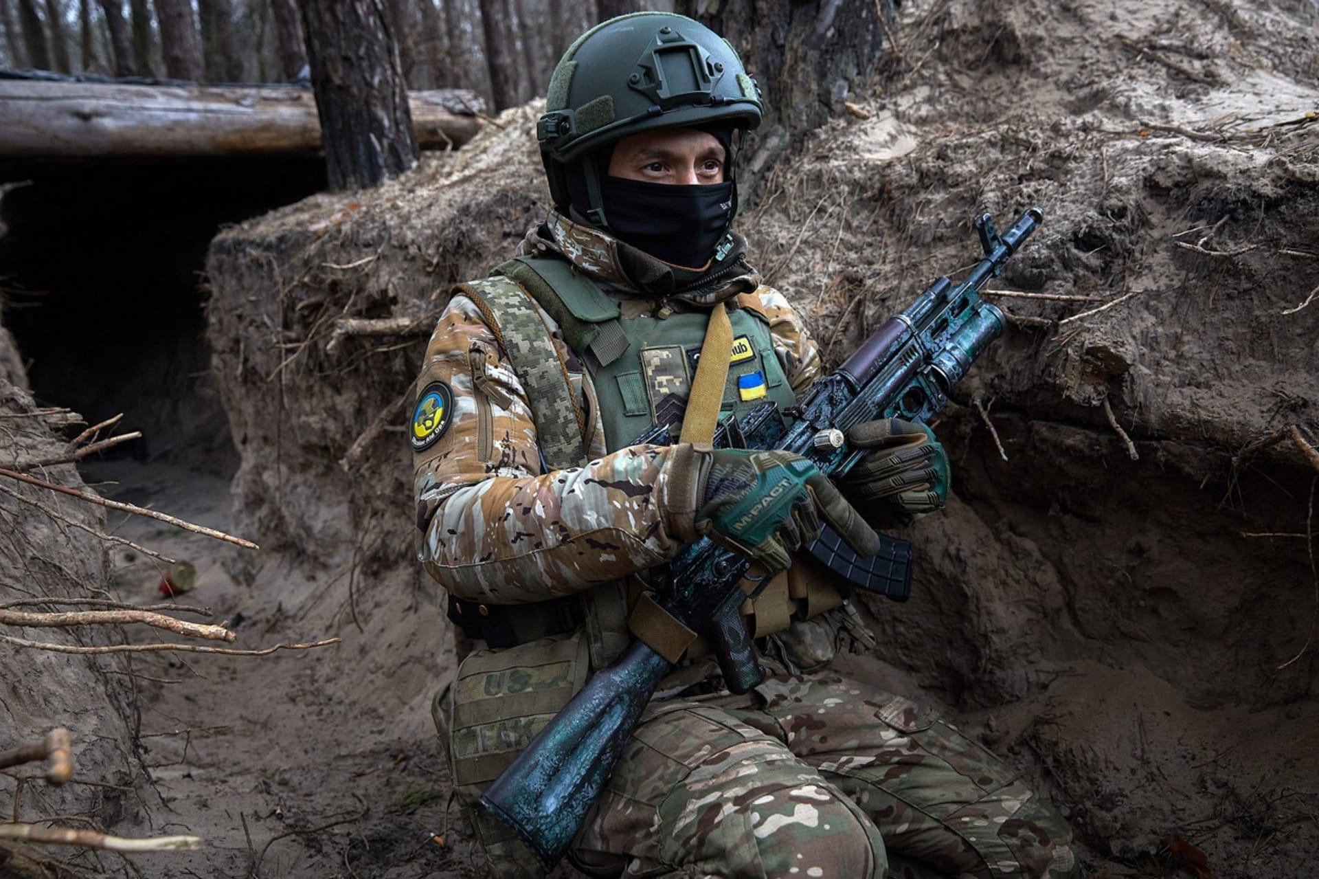 Ukrajinští vojáci drží své zákopy na Donbasu.