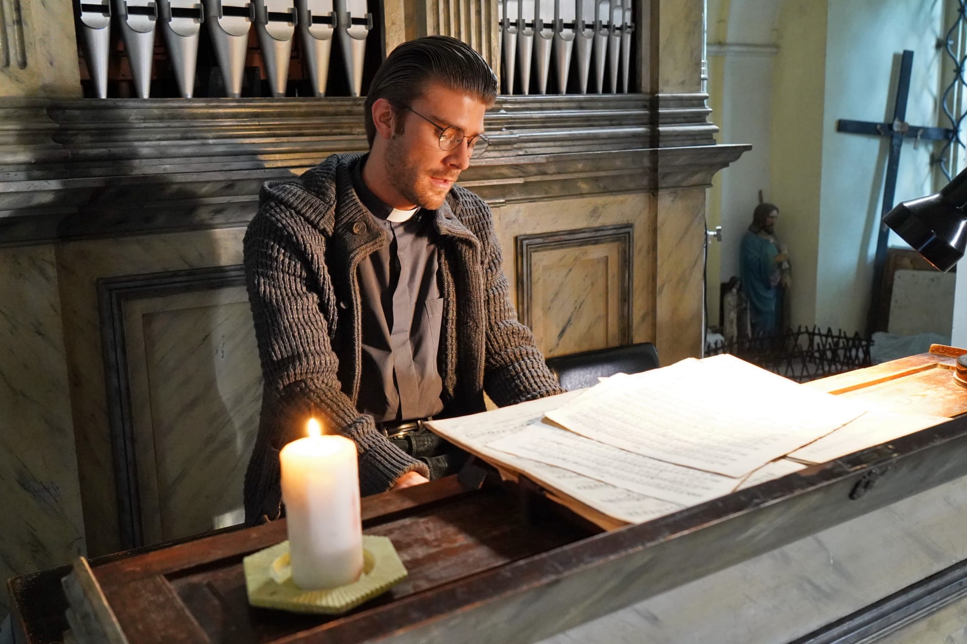 V seriálu Půlnoční zpověď ztvárnil Marek Lambora postavu kněze.