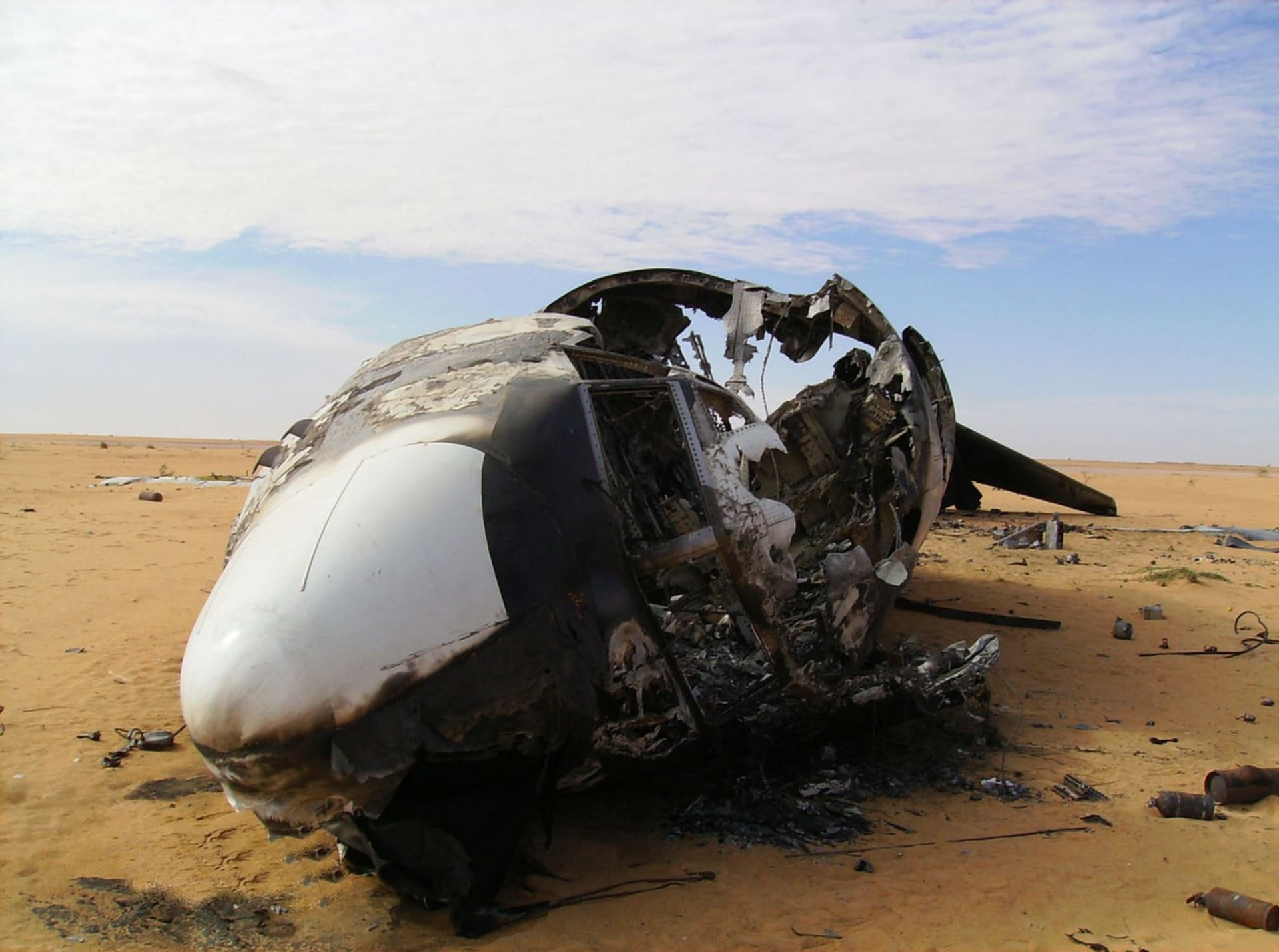 Ohořelý vrak  Boeingu 727 v severním Mali. Stroj v roce 2009 havaroval s nákladem kokainu z Venezuely